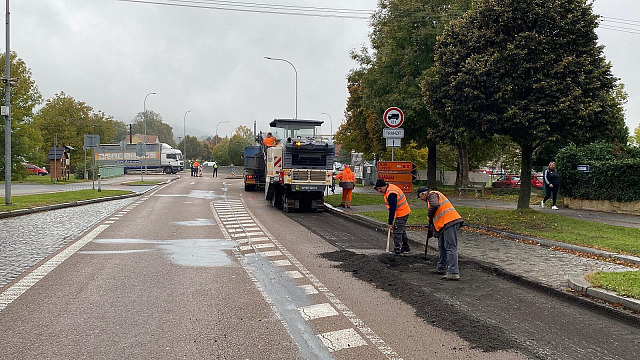 Oprava Plzeňské ulice v Rokycanech značně zkomplikovala dopravu ve středu ráno....