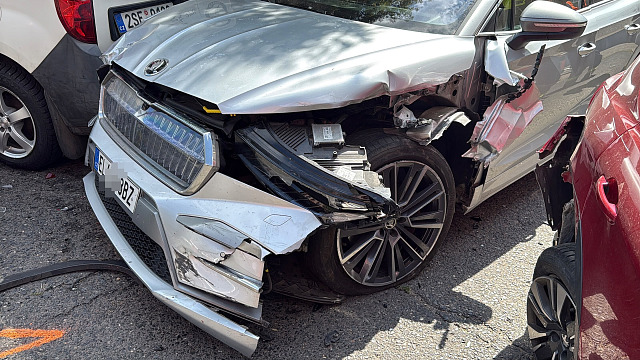 Řidička elektromobilu v pondělí ráno v Mělníku narazila do sedmi zaparkovaných...