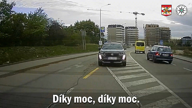 Policisté protáhli nastávající rodiče mířící do porodnice kolonou