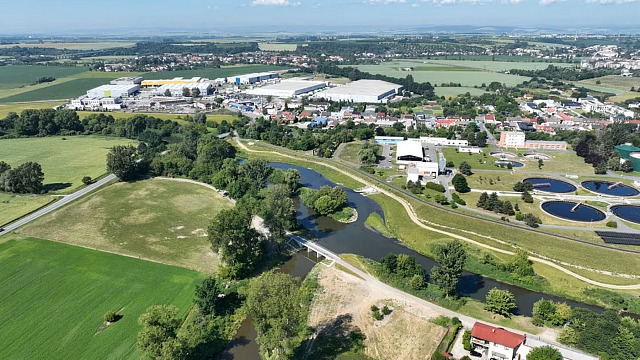 Pohled na část dokončené etapy 4A protipovodňových opatření v Olomouci,...