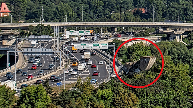 Skulptura u Barrandovského mostu se zřítila
