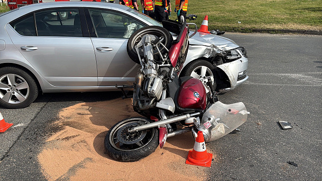 U Českého Brodu se střetl motorkář s osobním vozem. (25. srpna 2026)