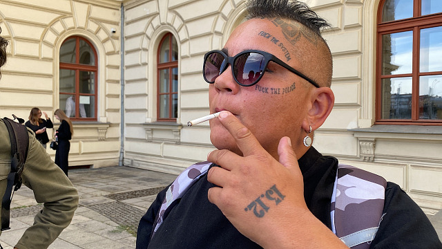 Kontroverzní plzeňská postava Michal Maxa před budovou Okresního soudu...