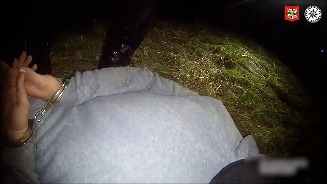 Zloděj chtěl policistům uplavat v řece, nezastavil ho ani varovný výstřel