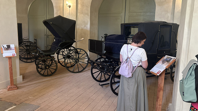 Novou expozici třinácti historických vozů lidé uvidí v tamní malé konírně.