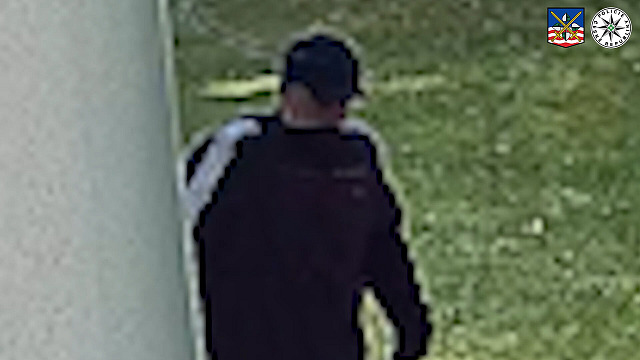 Vloupal se do rodinného domu. Policisté pátrají po identitě muže z videa