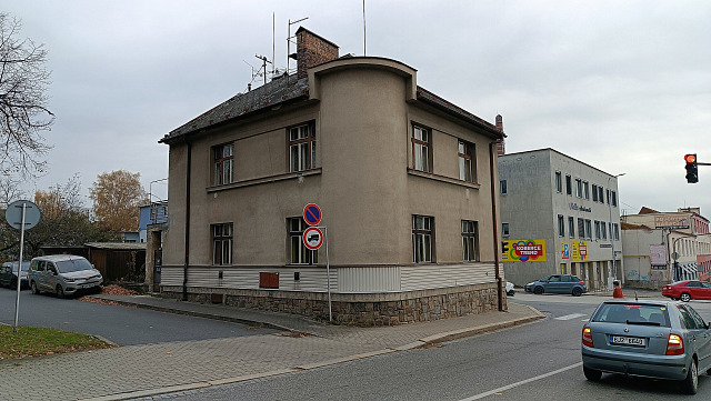 Dům z roku 1945 se nachází přímo na jedné z nejrušnějších křižovatek v...
