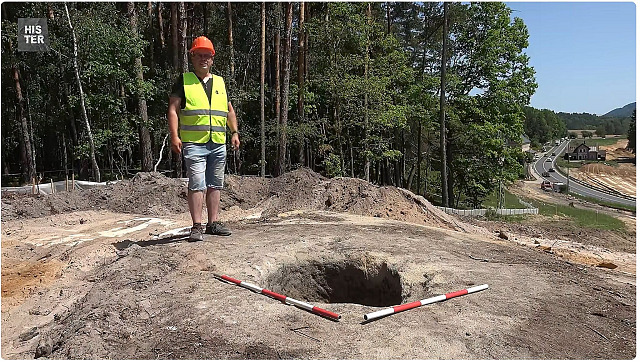 Kruhový otvor vytesaný do skály našli hned na začátku průzkumu, jeho účel se...