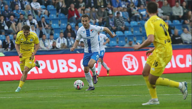 Filip Kubala z Baníku Ostrava vede balon během utkání proti Olomouci.
