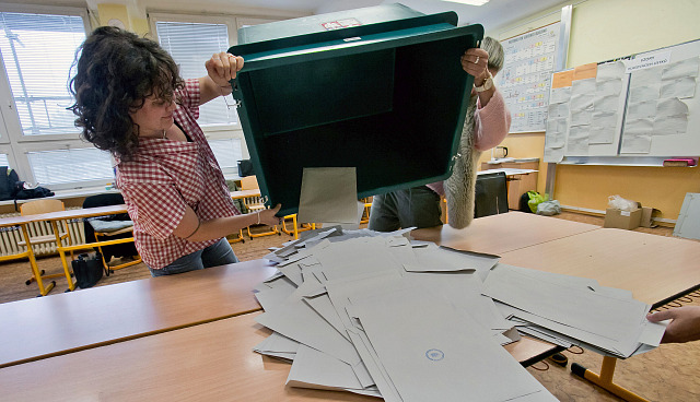 Volby do Poslanecké sněmovny 2025 - členky volební komise na 13. základní škole...