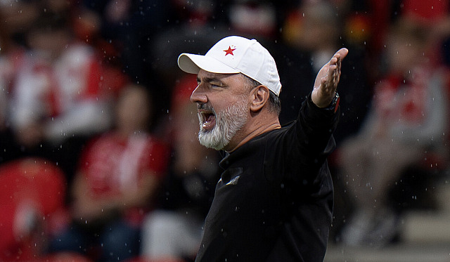 Trenér Jindřich Trpišovský ze Slavie dává pokyny v utkání s Plzní.
