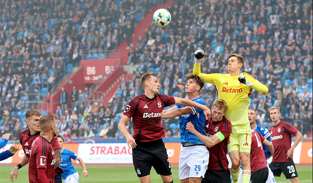 Sparťanský brankář boxuje míč po rohovém kopu Baníku.