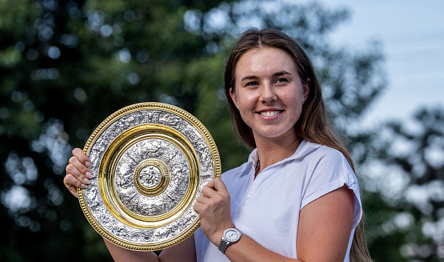 Wimbledonská vítězka Linda Nosková pózovala s trofejí na tiskové konferenci po...