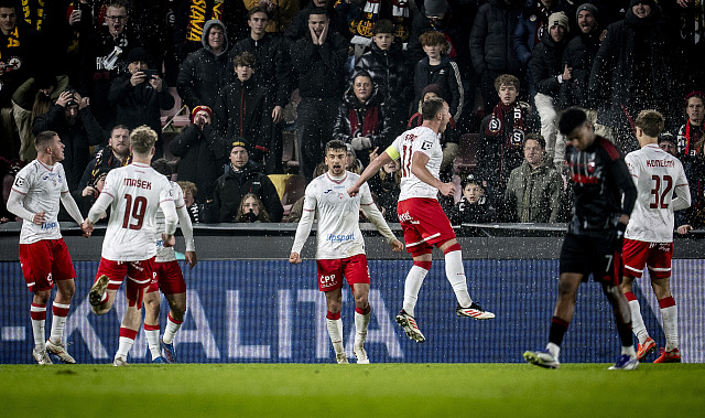 Radost Pardubických hráčů po gólu Samuela Šimka na 3:0 proti Spartě.