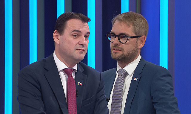 Petr Macinka (Motoristé) a Matěj Ondřej Havel (TOP 09) během nedělní debaty v...