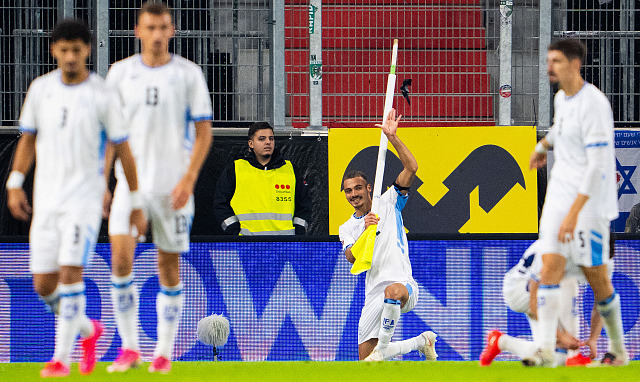 Izraelský fotbalista Sayed Abu Farchi a jeho gólová oslava proti Rakousku.