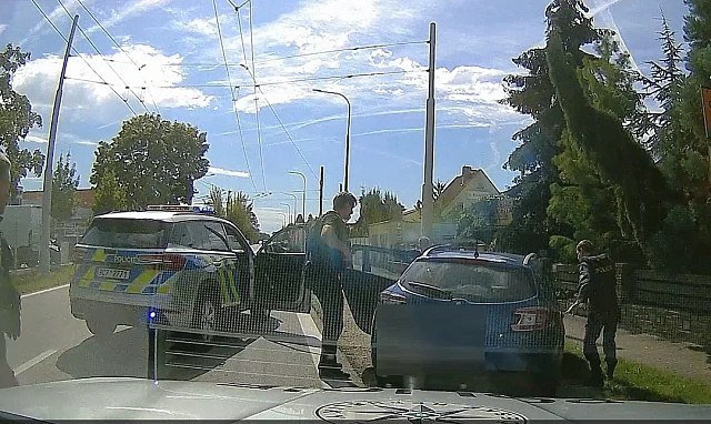 Policisté zastavili kradené vozidlo s kradenými věcmi v budějovické čtvrti...