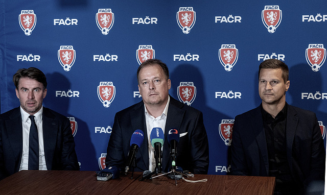 Nový předseda fotbalové asociace David Trunda (uprostřed), vlevo místopředseda...