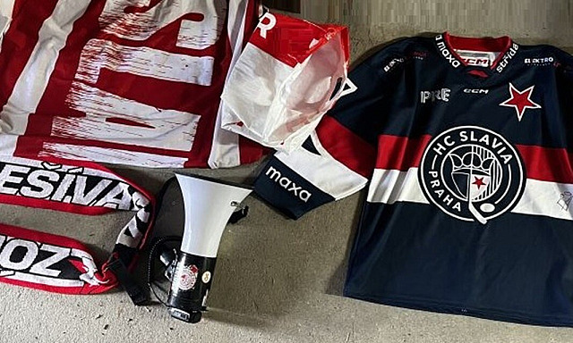 Jihlavští fans uloupili svým slávistickým protějškům fanouškovské vybavení....
