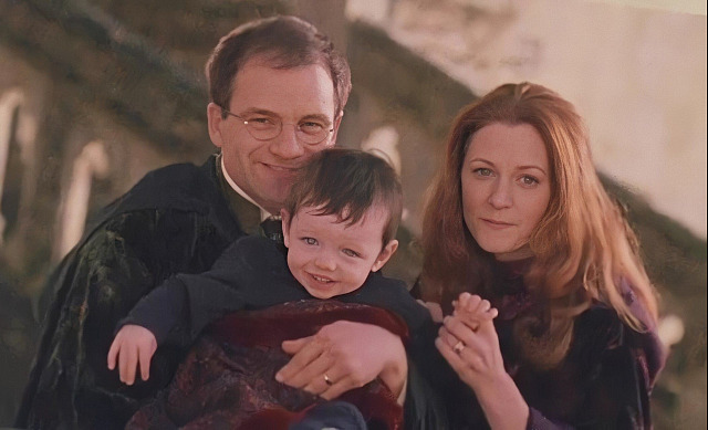 Adrian Rawlins a Geraldine Somerville jako James Potter a Lily Potterová ve...