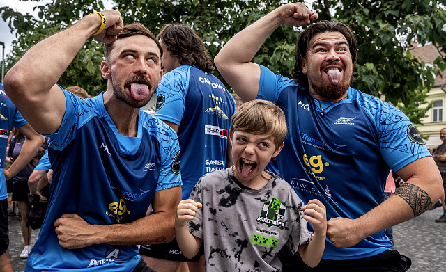 Tradiční maorský tanec haka, který předvedli hráči týmu New Zealand...