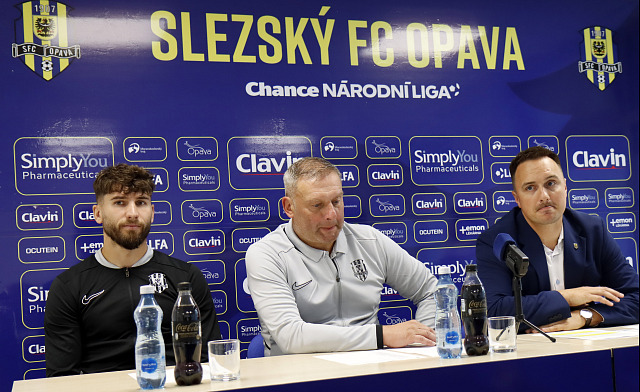 Na tiskové konferenci fotbalistů Slezského FC Opava před národní ligou sedí...