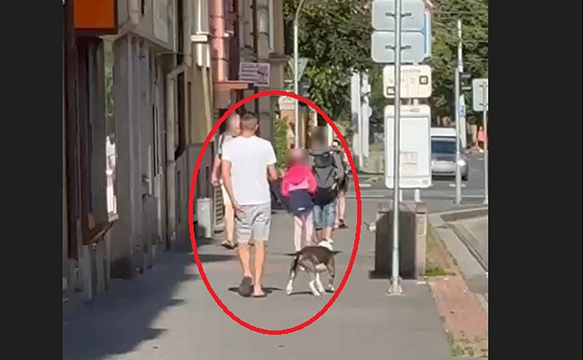 Policisté pátrají po tomto muži se psem, který  zakousl králíka.
