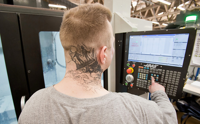 Výrobní hala firmy Workpress Aviation v areálu věznice Bory v Plzni. Vězni...