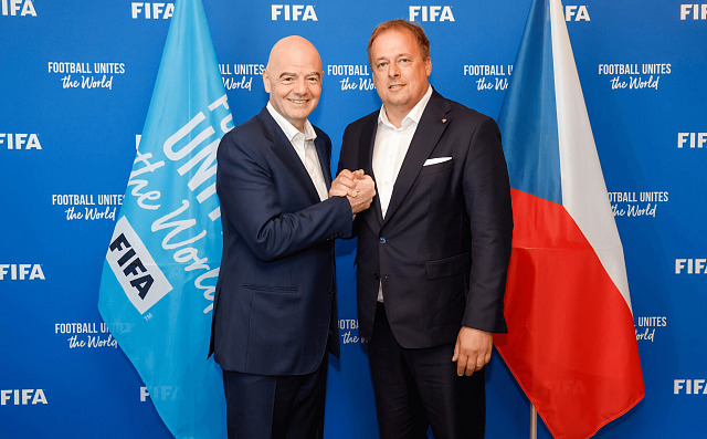 Šéf FIFA Gianni Infantino si podává ruku se šéfem FAČR Davidem Trundou.