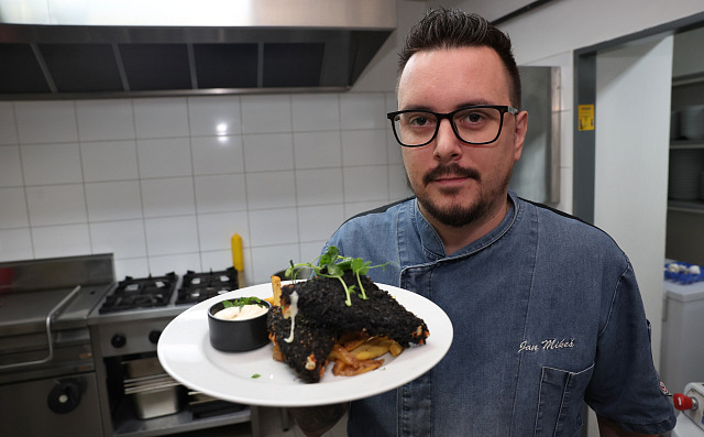 Šéfkuchař Jan Mikeš z restaurace PZKO ve Stonavě na Karvinsku se svou...