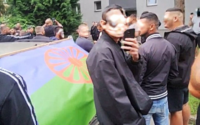 Momentka z protestu Romů před údajným bydlištěm  útočníka na jednoho z...