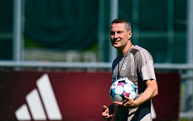Kouč sparťanských fotbalistů Brian Priske na otevřeném tréninku.