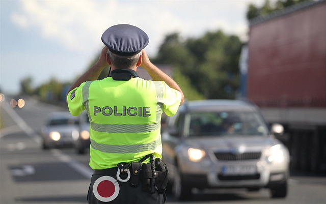 Policisté hlídkují na silnicích (27. července 2015).