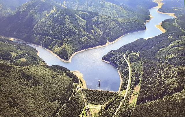 Přehrada Šance v roce 2013 po snížení hladiny, což se projevilo zkrácením délky...