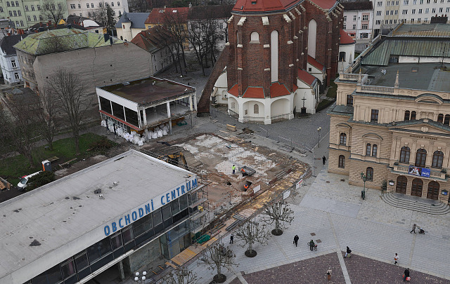Pohled z radniční věže, tzv. Hlásky, na uvolněný roh Horního náměstí v centru...