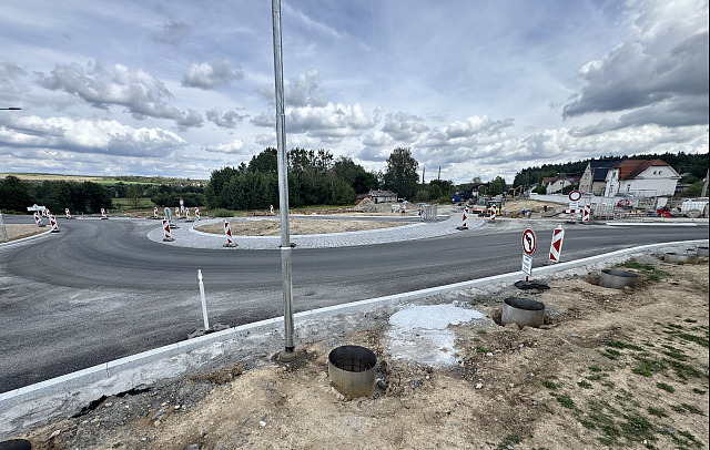 V Třemošné u Plzně už se znovu jezdí po obchvatu poté, co silničáři zprovoznili...
