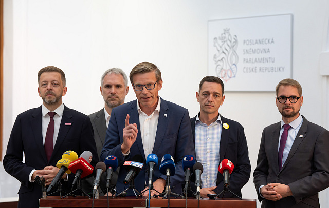 Tisková konference opozice k vyslovení nedůvěry vládě. Předstoupili zástupci...