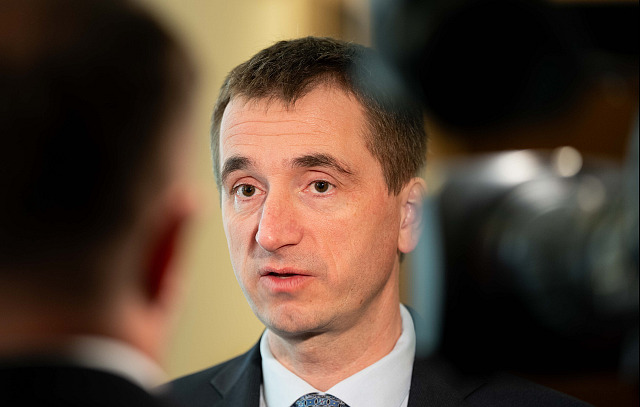 Lukáš Vlček (STAN) při rozhovoru s novináři v Poslanecké sněmovně. (24. dubna...