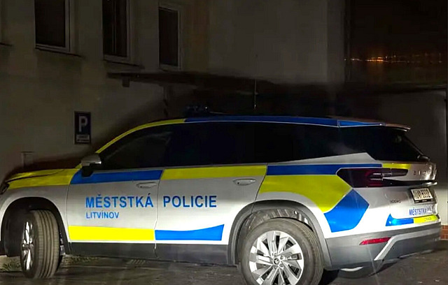 Městská policie Litvínov má nové služební vozidlo. Jak vidno, nápis se úplně...