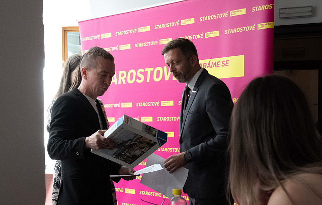 Předseda STAN Vít Rakušan a poslanec Pirátů Ivan Bartoš ve Sněmovně