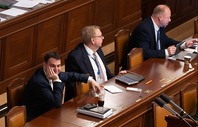 Jednání Poslanecké sněmovny. Na snímku Petr Macinka (Motoristi) a Aleš Juchelka...