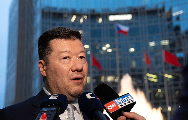 Tisková konference před hotelem v Pekingu, kam Tomio Okamura dorazil letadlem....