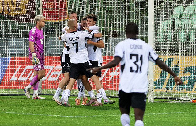 Fotbalisté MFK Karviná se radují z prvního gólu, který vtsřelil Štěpán Míšek...
