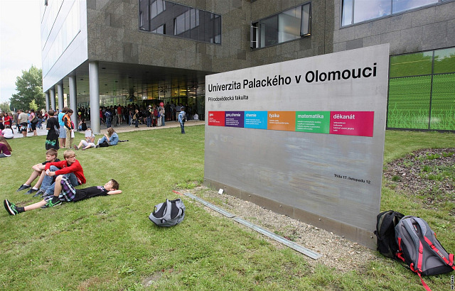 Prostor před novou budovou Přírodovědecké fakulty Univerzity Palackého při