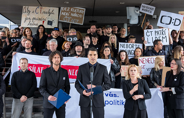 Protest iniciativy Veřejnoprávně s podporou odborů proti postupu vládní koalice...