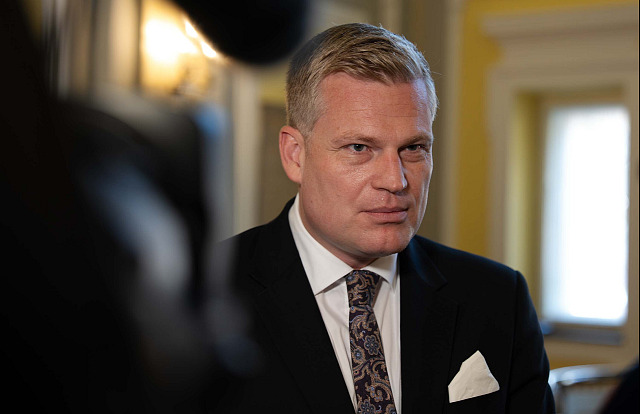 Na jednání vlády přichází vládní zmocněnec pro klimatickou politiku a Green...