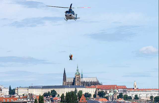 Nácvik záchrany lidí po fiktivní srážce dvou civilních lodí na Vltavě (4....