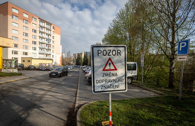 Přes zimu je ulice jednosměrná, po zbytek roku Novou Pasířskou v Jablonci nad...
