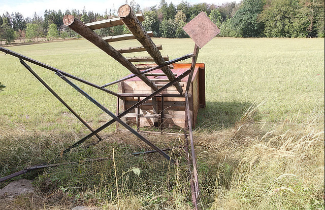 Neznámý pachatel nejprve odstranil betonové podložky pod kovovou podstavou...