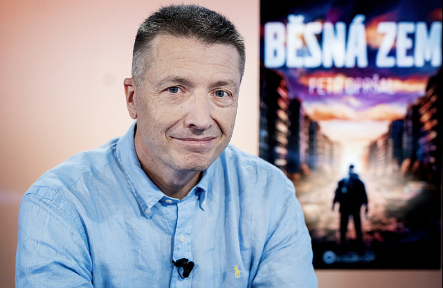 Hostem pořadu Rozstřel je spisovatel, právník a lingvista Petr Opršal.